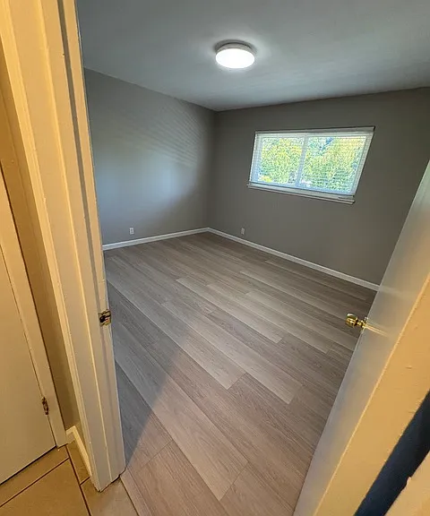 Bedroom: 2" window blinds, new Oak Lamiate flooring