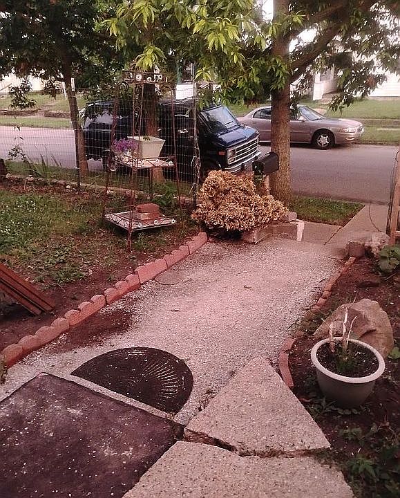 2nd image of 1526 W 1st St