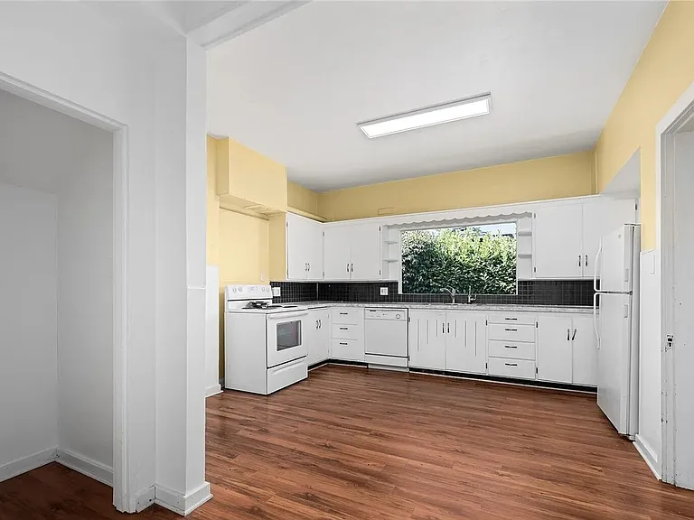 1502 E Maplewood Ave — Photo 2