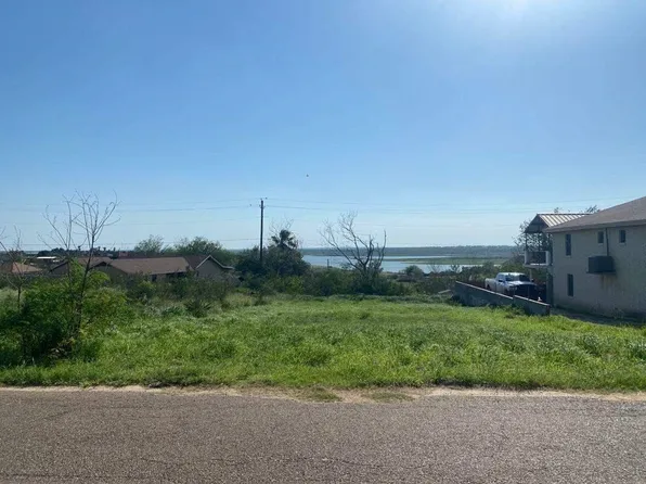 2043 Sunset Dr, Zapata, TX 78076