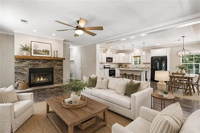 3 bed, 2.0 bath, 1651 sqft, $2,150 — Photo 4