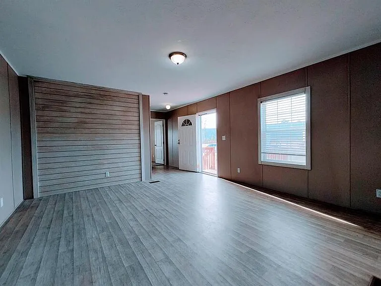 205 W Tower Ln — Photo 3