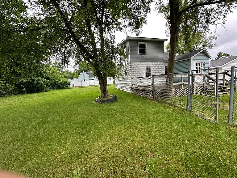 7 S Peach Ave — Photo 2
