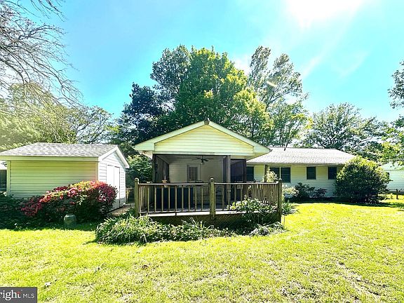3rd image of 818 Applewood Ct