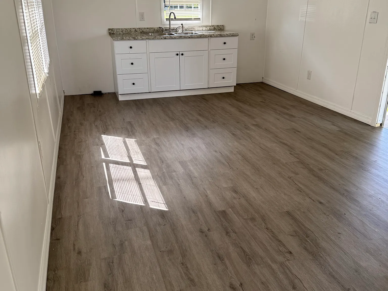 405 Union Dr — Photo 2