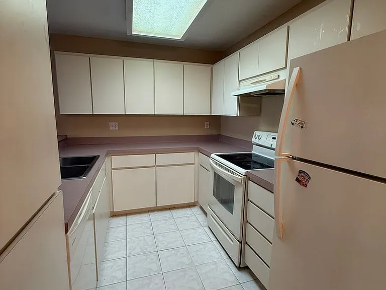 3380 Crystal Ct E #B — Photo 6