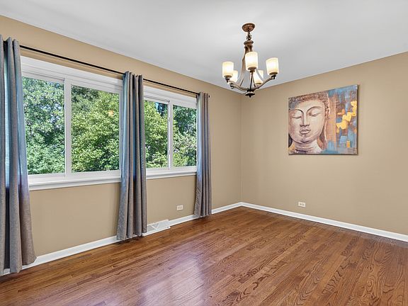 4th image of 908 S Arlington Heights Rd