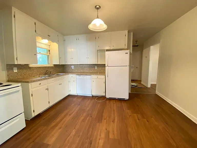 122 N Bishop St — Photo 2