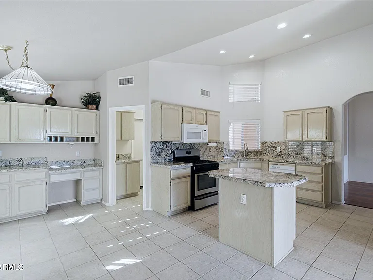 15251 W Verde Ln — Photo 5