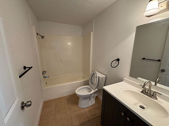 3rd image of 1117 Irving Ave