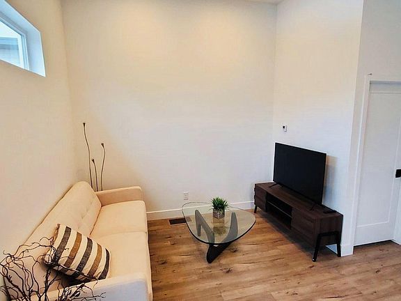 Living room with plenty of natural light. Independent climate controls.