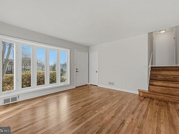 2nd image of 2620 Maclary Dr