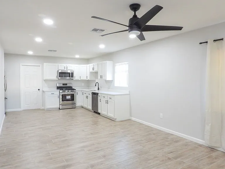 2639 N Fontana Ave — Photo 11