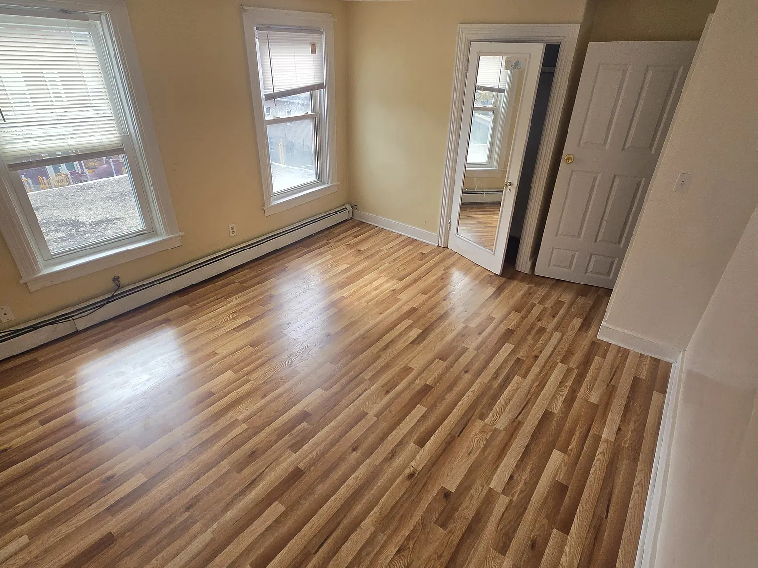 3 bed, 1001 sqft, $2,100 — Photo 4