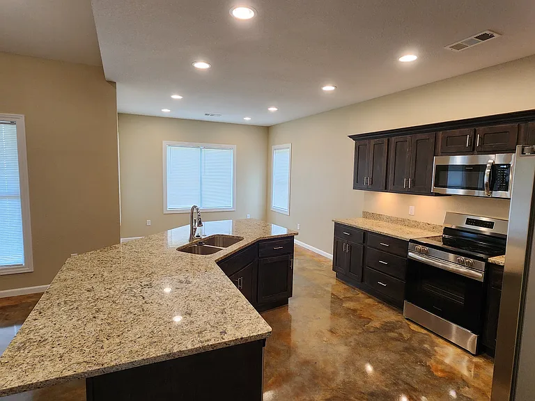 2203 Everett Dr — Photo 3