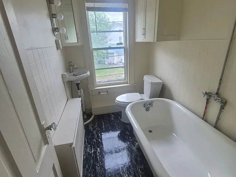 915 Sarah St — Photo 10