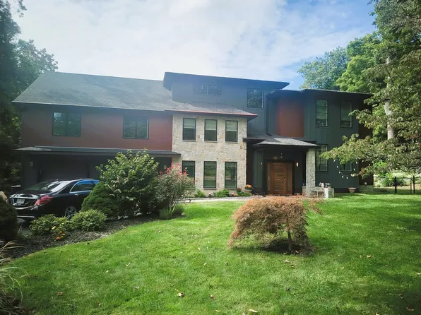 35 Huckleberry Dr S, Norwalk, CT 06850
