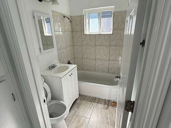 3rd image of 556 S 11th St APT 5
