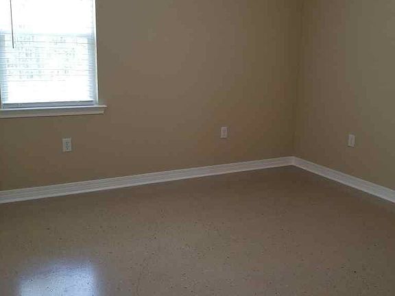 4th image of 261 Gordon Rd