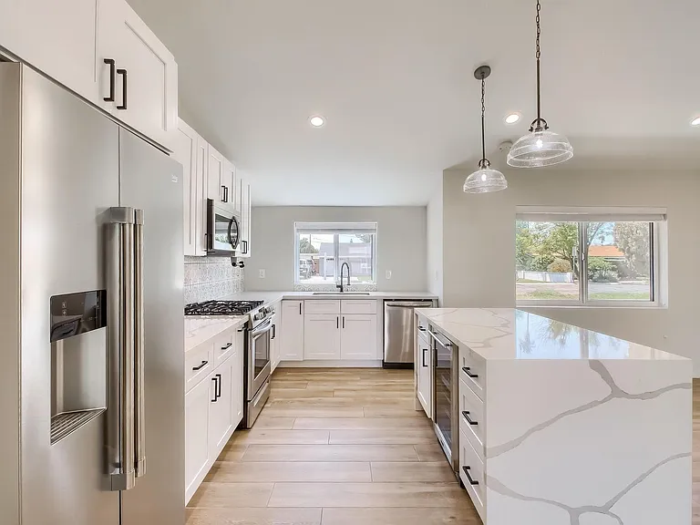 1402 W Berridge Ln — Photo 10
