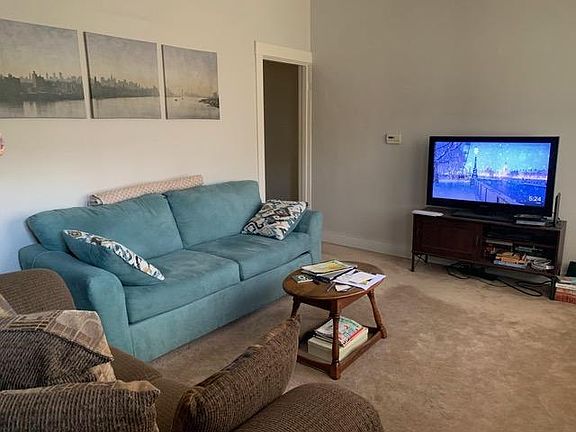 Living room when it had carpeting. Great size - 12x15