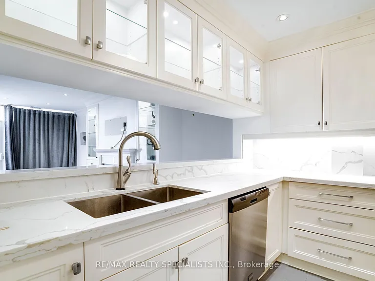 100 Arbors Ln #Townhouse 5 — Photo 3