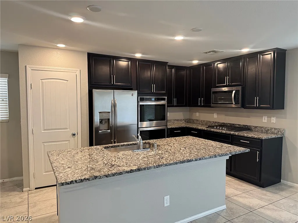 3 bed, 2.5 bath, 2116 sqft, $2,300 — Photo 2