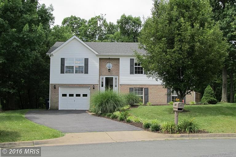 1st image of 105 Woodbury Ct