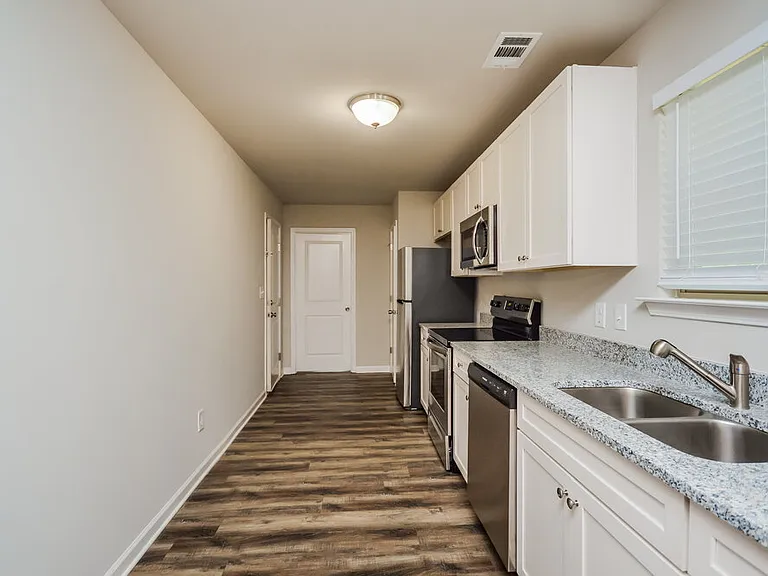 400 McGiboney Ln — Photo 7