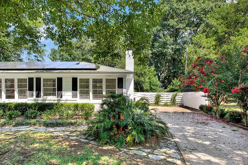 4 bed, 3.0 bath, 2000 sqft, $3,850 — Photo 2