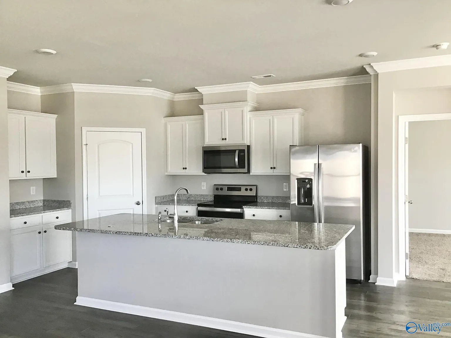 4 bed, 3.0 bath, 2108 sqft, $2,050 — Photo 2