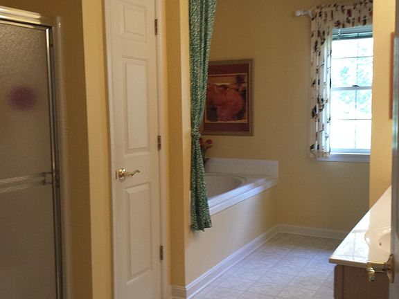 Large Master Bath with seperate tub and shower