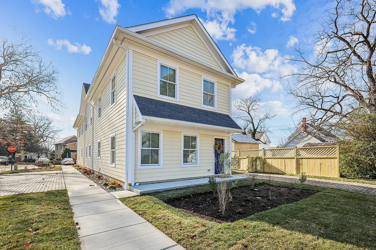 Sidewalks to parking - 607 North St #A