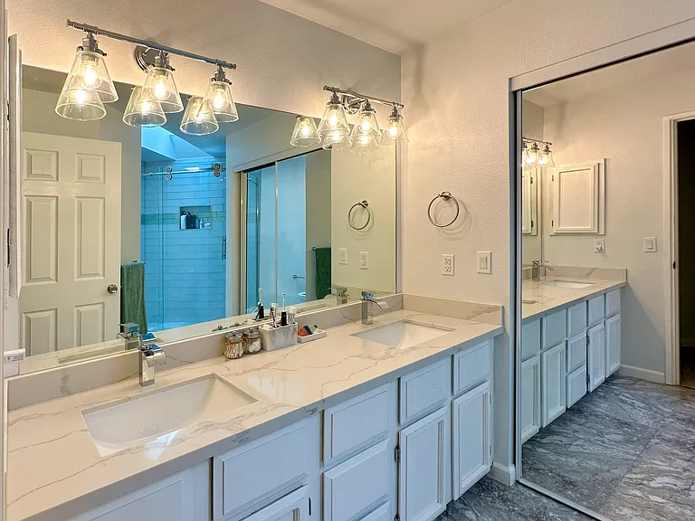 Bathroom 3 (Master)
