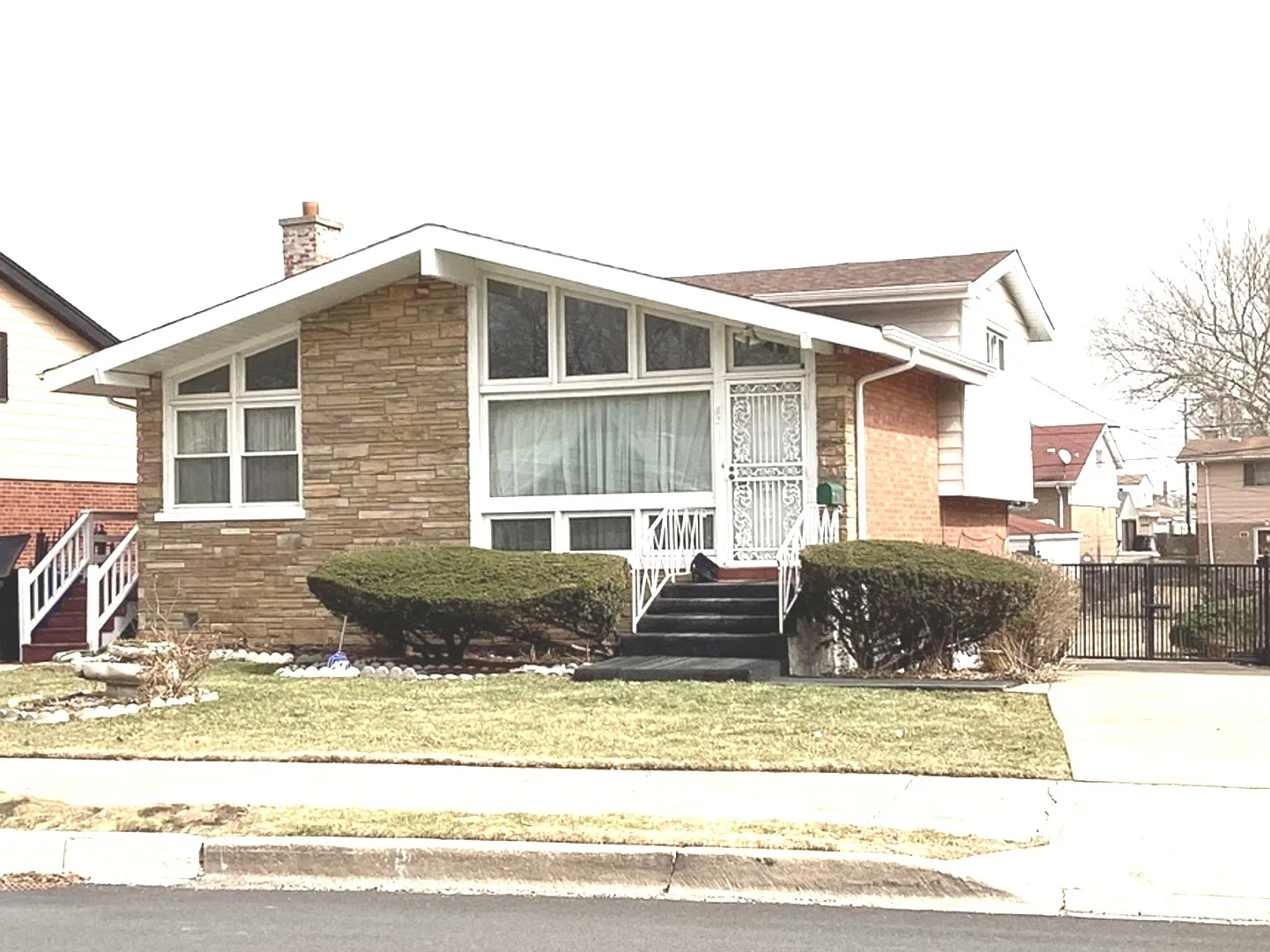 8319 S Kenwood Ave photo 1