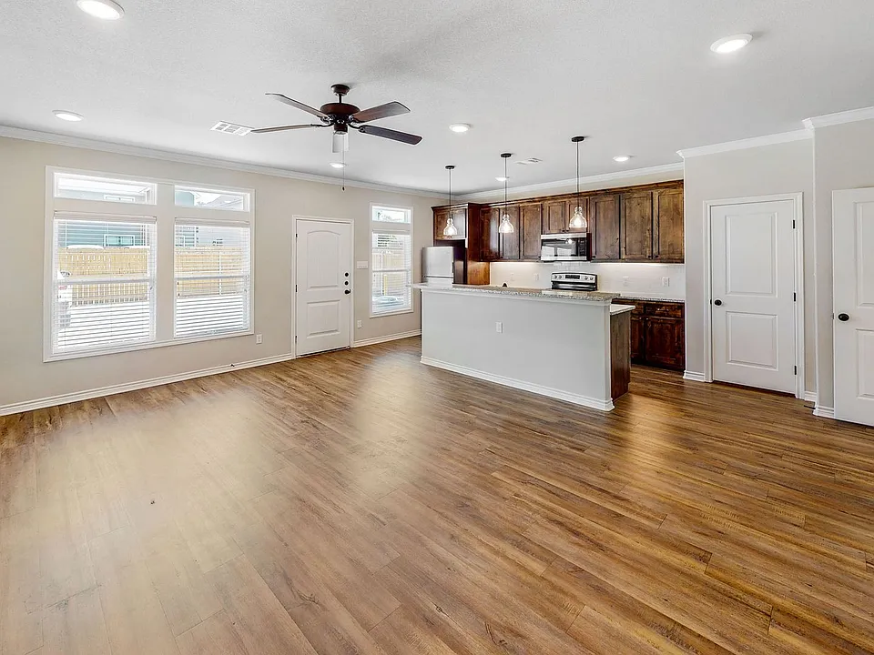 909 Montclair Ave