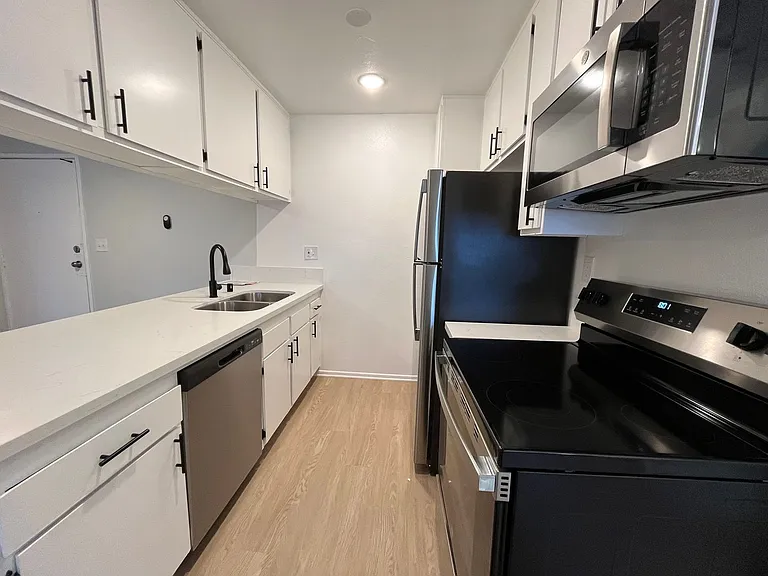 951 S. Oxford Ave. — Photo 102