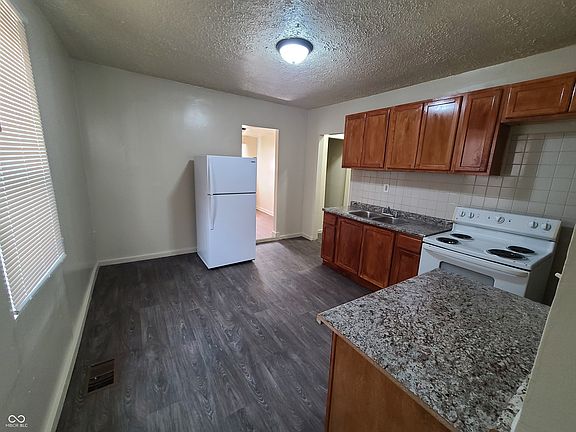 5th image of 945 W Roache St
