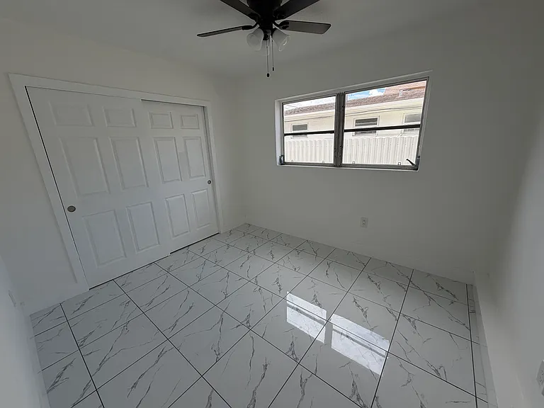 945 SE 12th St #1 — Photo 6