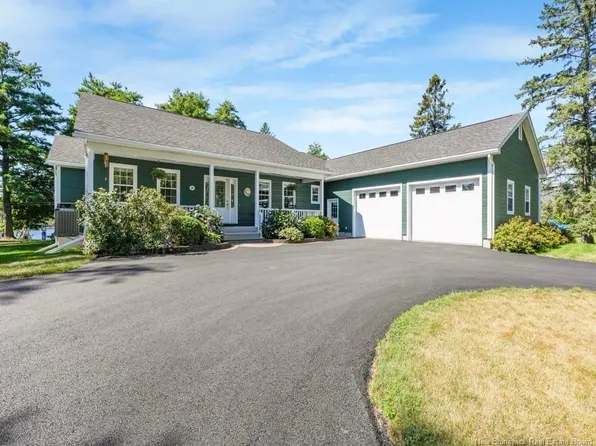209 Ross Ter, Fredericton, NB E3A 8E5