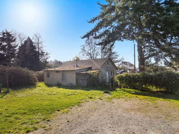 2084 Park Rd, McKinleyville, CA 95519