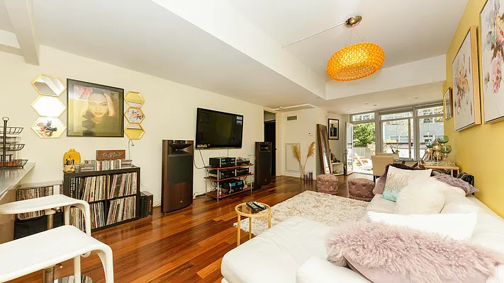 Rented by Nooklyn NYC LLC | media 21