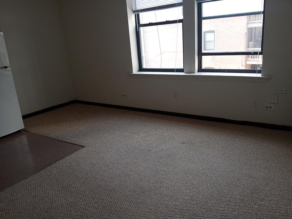 1st image of 3933 N Clarendon Ave APT 204
