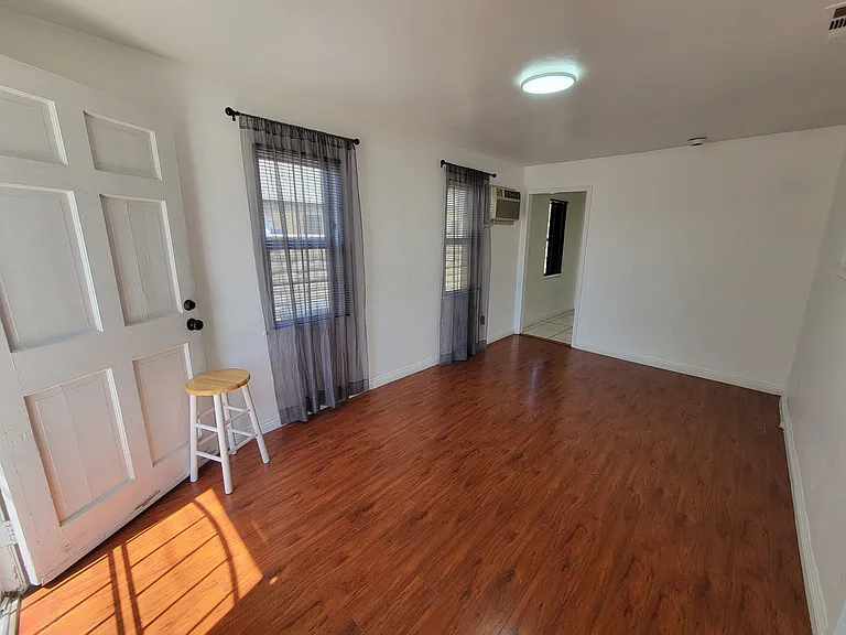 N Soldano Ave — Photo 4