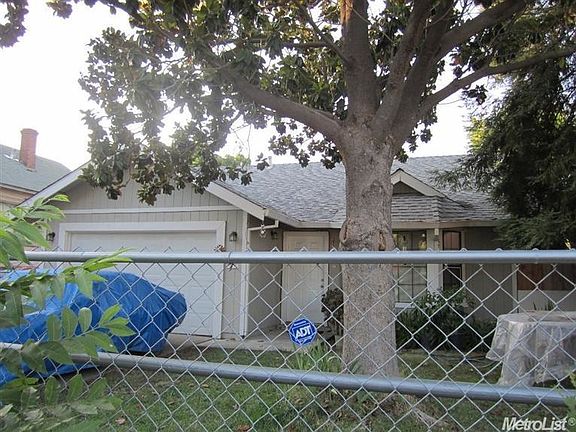 3rd image of 4813 Yosemite Ave