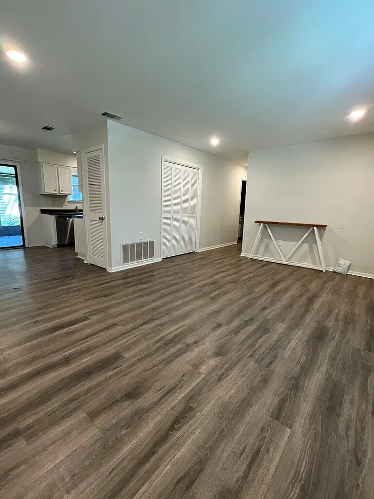 3 bed, 2.0 bath, 1120 sqft, $2,100 — Photo 4