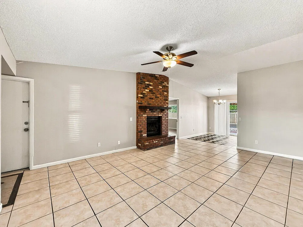 3 bed, 2.0 bath, 1361 sqft, $2,275 — Photo 3