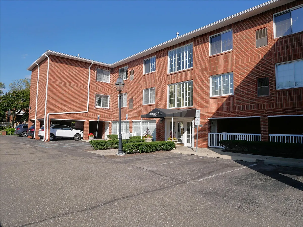 Building Photo - 444 S Chester St #413