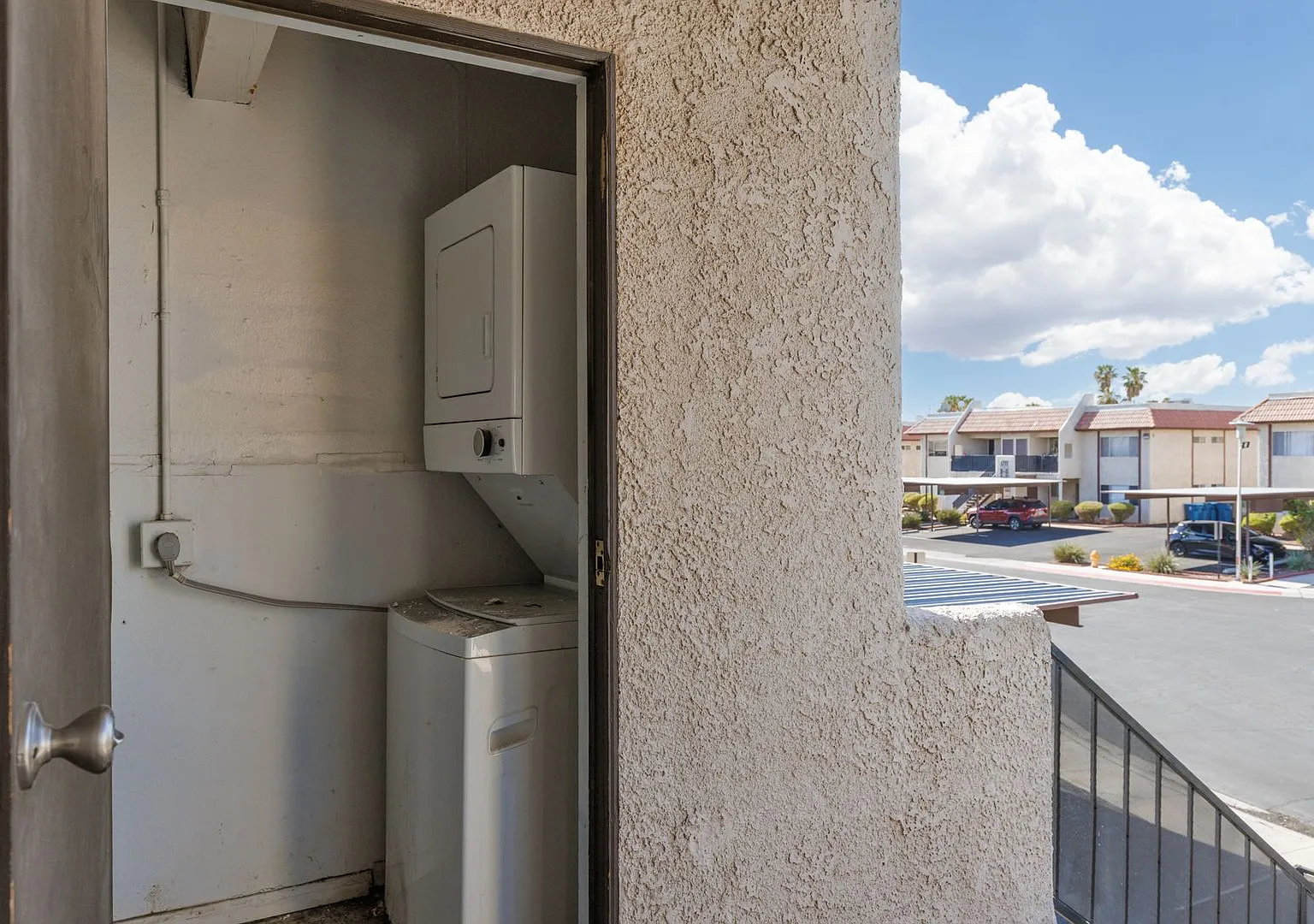 2 Bed / 2 Bath Near UNLV Upstairs Unit — Photo 4