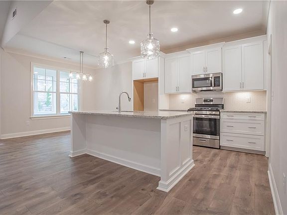 4th image of 388 Maple View Dr